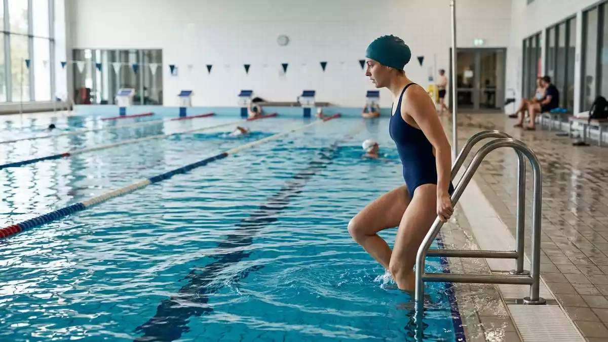 Fotorealistische Ansicht von Badekappe im Hallenbad in realer Umgebung, neutral