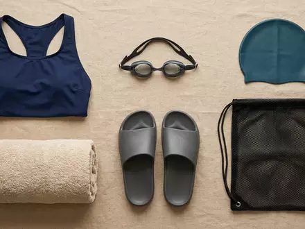 Flatlay-Arrangement rund um Badeanzug zum Thema Speedo Damen Badeanzug Essentials, weiches Oberlicht - Foto: THN