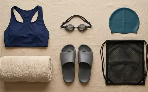 Flatlay-Arrangement rund um Badeanzug zum Thema Speedo Damen Badeanzug Essentials, weiches Oberlicht - Foto: THN