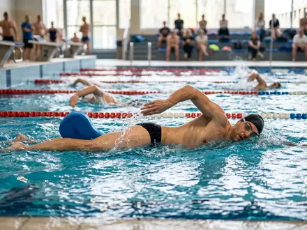 Fotorealistische Aufnahme von Pullboje beim Bahnenschwimmen zum Thema Speedo Team Pull Buoy, natuerliches Licht - Foto: THN