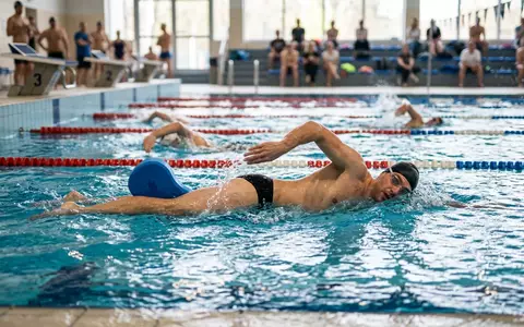 Fotorealistische Aufnahme von Pullboje beim Bahnenschwimmen zum Thema Speedo Team Pull Buoy, natuerliches Licht - Foto: THN