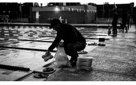 Schwarzweiss-Reportage mit Pullboje zum Thema Speedo Team Pull Buoy, hoher Kontrast, sachlich dargestellt - Foto: THN