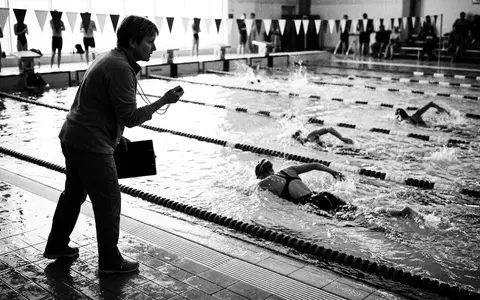 Schwarzweiss-Reportage mit Wettkampfbadeanzug zum Thema Speedo Fastskin LZR Pure, hoher Kontrast, sachlich dargestellt - Foto: THN