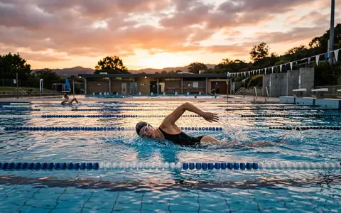 Fotorealistische Aufnahme von Wettkampfbadeanzug im Freibad zum Thema Speedo Fastskin LZR Pure, warmes Abendlicht - Foto: THN