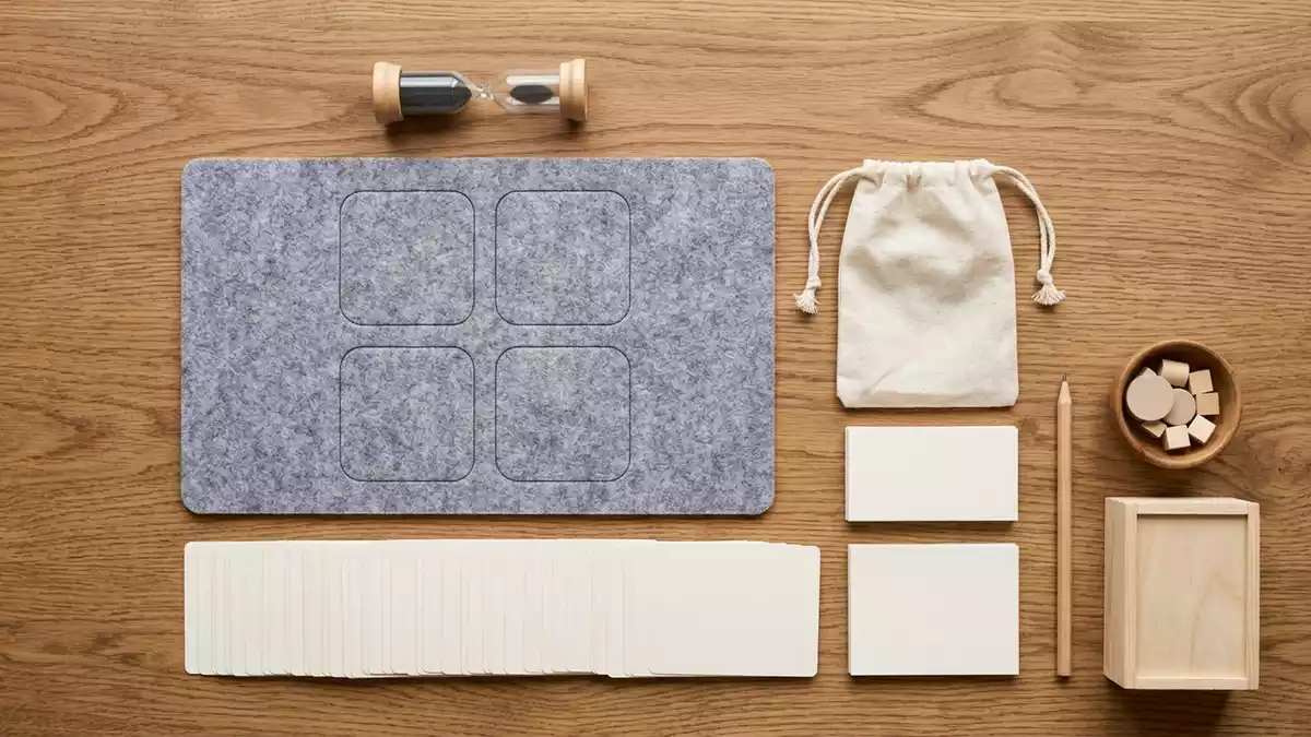Flatlay-Arrangement rund um Kartenspiel mit passenden Requisiten von oben, neutral