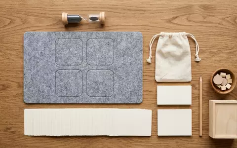 Flatlay-Arrangement rund um Kartenspiel zum Thema Exploding Kittens NSFW, weiches Oberlicht, sachlich dargestellt - Foto: THN