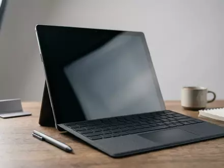 Fotorealistische Studioaufnahme von Tablet Computer zum Thema ASUS ProArt PZ13 Copilot+, klare Lichtfuehrung - Foto: THN