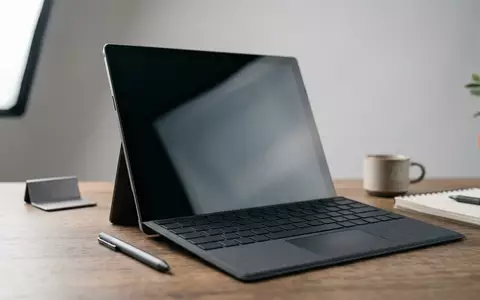 Fotorealistische Studioaufnahme von Tablet Computer zum Thema ASUS ProArt PZ13 Copilot+, klare Lichtfuehrung - Foto: THN