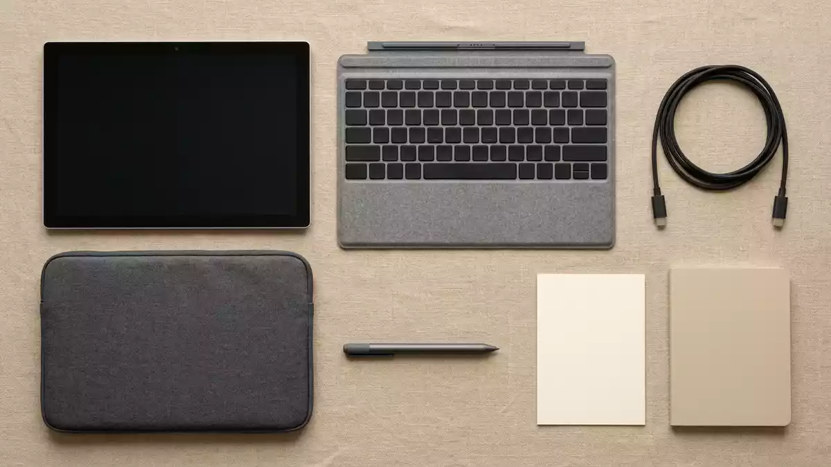 Flatlay-Arrangement rund um Tablet Computer mit passenden Requisiten von oben, neutral