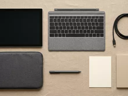 Flatlay-Arrangement rund um Tablet Computer zum Thema ASUS ProArt PZ13 Copilot+, weiches Oberlicht - Foto: THN