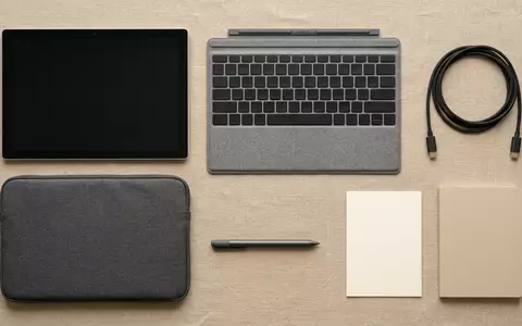 Flatlay-Arrangement rund um Tablet Computer zum Thema ASUS ProArt PZ13 Copilot+, weiches Oberlicht - Foto: THN