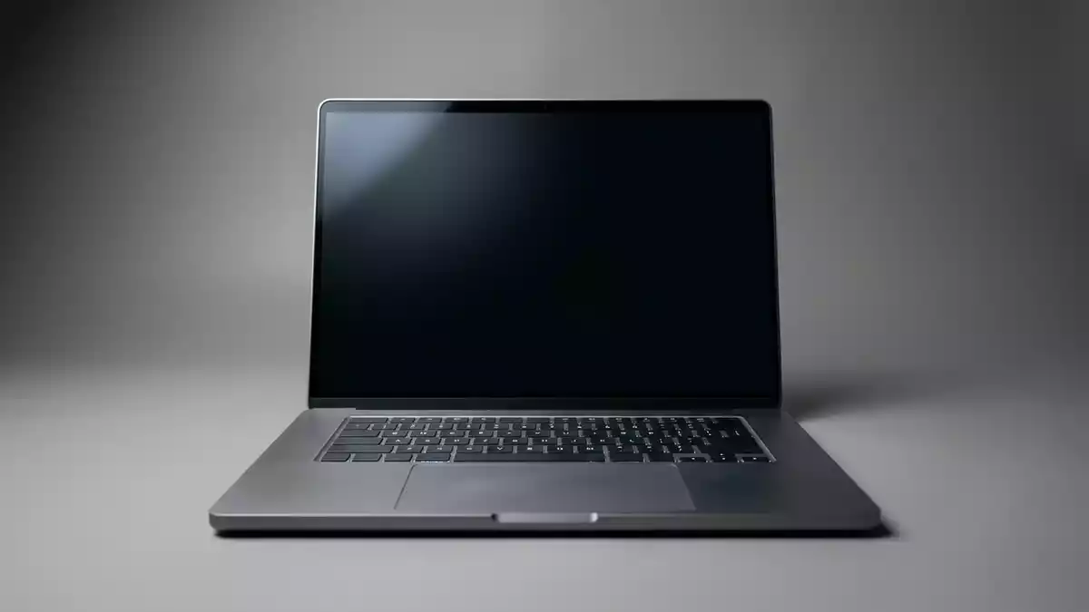 Fotorealistische Studioansicht von Laptop in neutraler Produktdarstellung, neutral