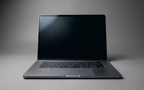 Fotorealistische Studioaufnahme von Laptop zum Thema ASUS Vivobook S 15, klare Lichtfuehrung - Foto: THN