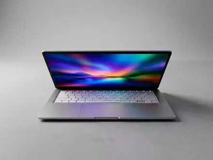 Fotorealistische Studioaufnahme von Laptop zum Thema ASUS Zenbook A14 OLED, klare Lichtfuehrung - Foto: THN