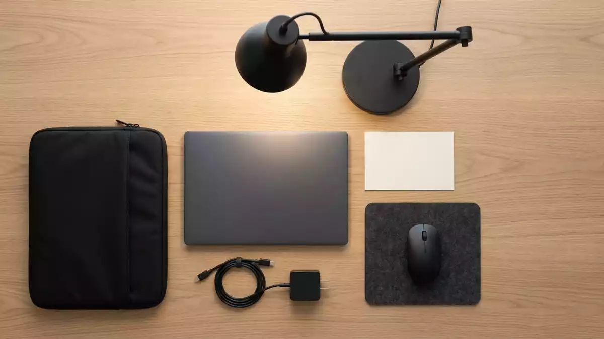 Flatlay-Arrangement rund um Laptop mit passenden Requisiten von oben, neutral