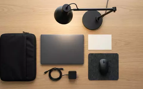 Flatlay-Arrangement rund um Laptop zum Thema ASUS Zenbook A14 OLED, weiches Oberlicht - Foto: THN