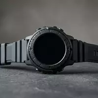 Fotorealistische Studioaufnahme von Tauch-Smartwatch zum Thema Garmin Descent G1 Solar, klare Lichtfuehrung - Foto: THN