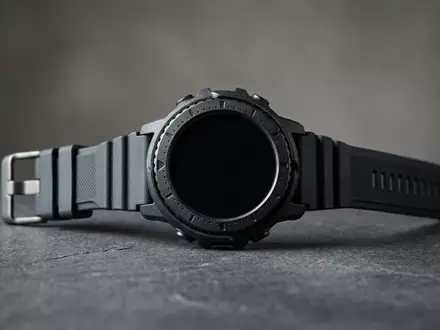 Fotorealistische Studioaufnahme von Tauch-Smartwatch zum Thema Garmin Descent G1 Solar, klare Lichtfuehrung - Foto: THN