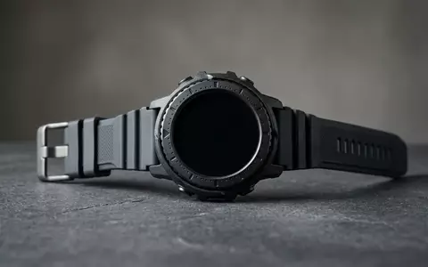 Fotorealistische Studioaufnahme von Tauch-Smartwatch zum Thema Garmin Descent G1 Solar, klare Lichtfuehrung - Foto: THN