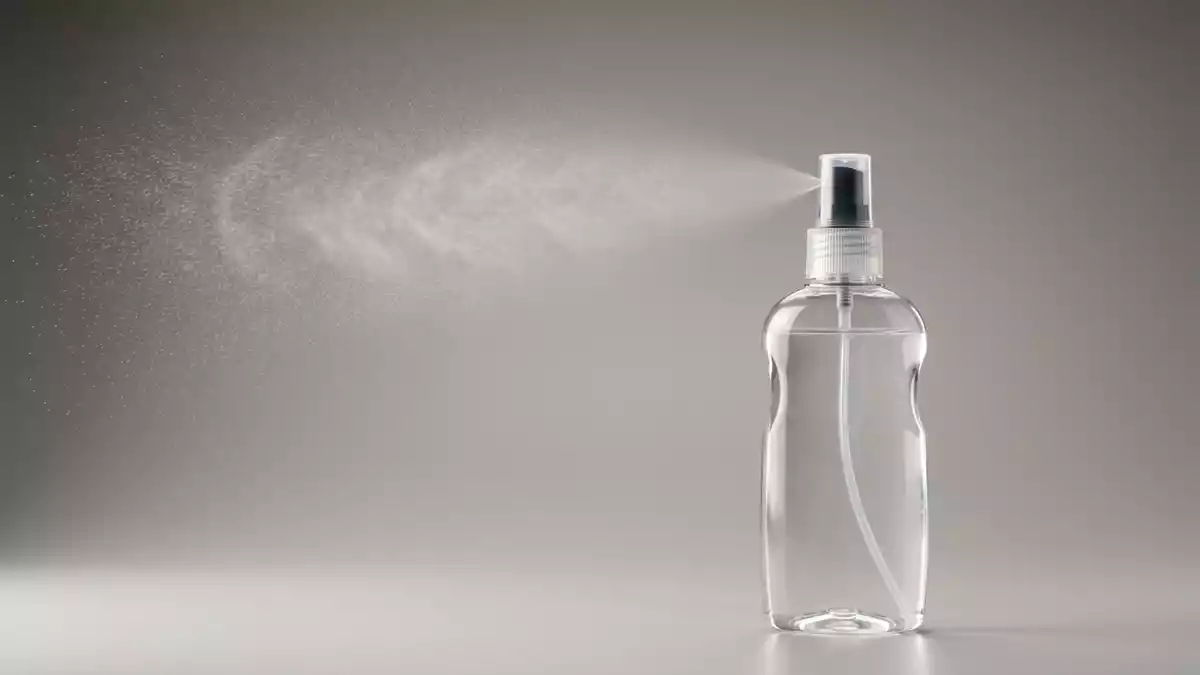 Fotorealistische Studioansicht von Sonnenschutzspray in neutraler Produktdarstellung