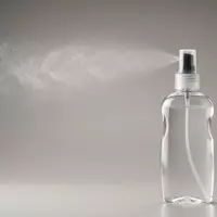 Fotorealistische Studioaufnahme von Sonnenschutzspray zum Thema Garnier Ambre Solaire Clear, klare Lichtfuehrung - Foto: THN
