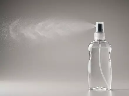 Fotorealistische Studioaufnahme von Sonnenschutzspray zum Thema Garnier Ambre Solaire Clear, klare Lichtfuehrung - Foto: THN