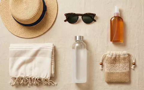 Flatlay-Arrangement rund um Sonnenschutzspray zum Thema Garnier Ambre Solaire Clear, weiches Oberlicht - Foto: THN