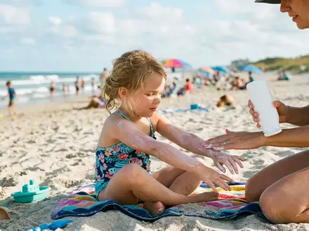 Fotorealistische Aufnahme von Kinder-Sonnenschutz am Strand zum Thema Garnier Ambre Solaire Kids, natuerliches Licht - Foto: THN