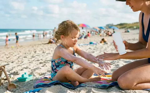 Fotorealistische Aufnahme von Kinder-Sonnenschutz am Strand zum Thema Garnier Ambre Solaire Kids, natuerliches Licht - Foto: THN