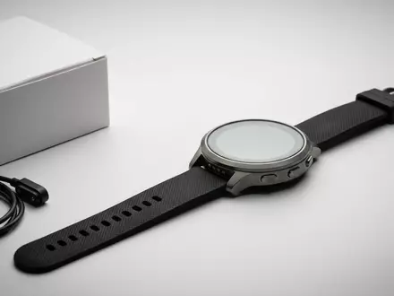 Fotorealistische Studioaufnahme von Smartwatch zum Thema Garmin Venu 3 Smartwatch, klare Lichtfuehrung - Foto: THN
