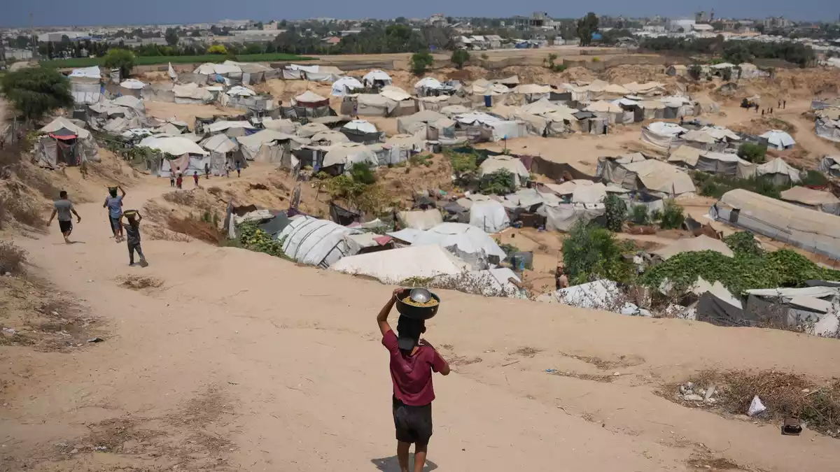 Im Gazastreifen teilen die lokalen Mitarbeiter von Hilfsorganisationen das Schicksal der Menschen vor Ort (Archivbild). - Bild: Abdel Kareem Hana/AP/dpa