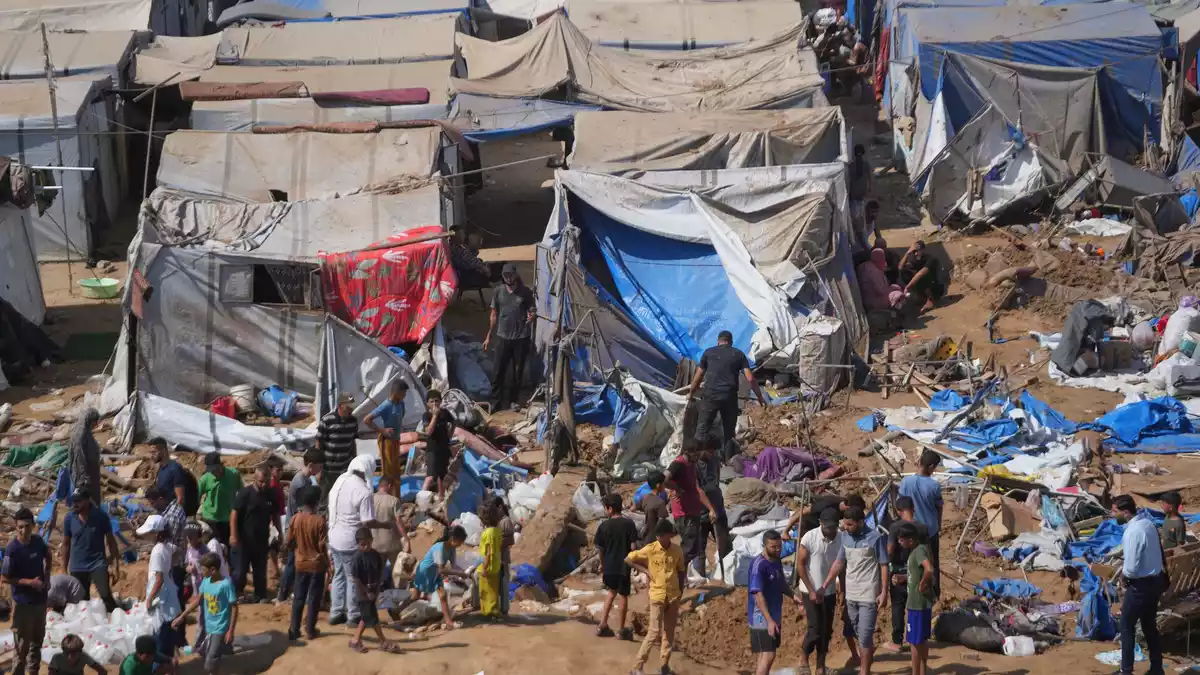 Viele einheimische Helfer haben ebenfalls ihr Zuhause oder Angehörige verloren. (Archivbild) - Bild: Abdel Kareem Hana/AP/dpa