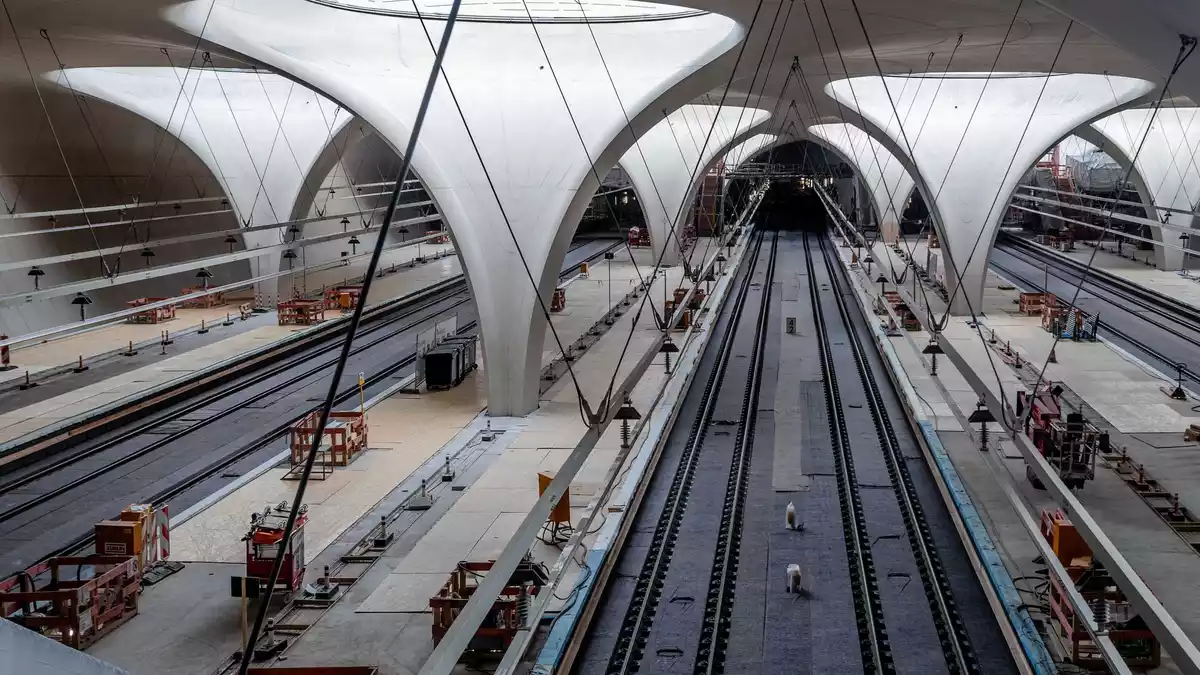In der Halle des neuen Tiefbahnhofs in Stuttgart soll es auch ohne Klimaanlage kühl bleiben, sagt die Bahn in einem Video. Die Zuschauer sind eher skeptisch. (Archivbild) - Bild: Christoph Schmidt/dpa