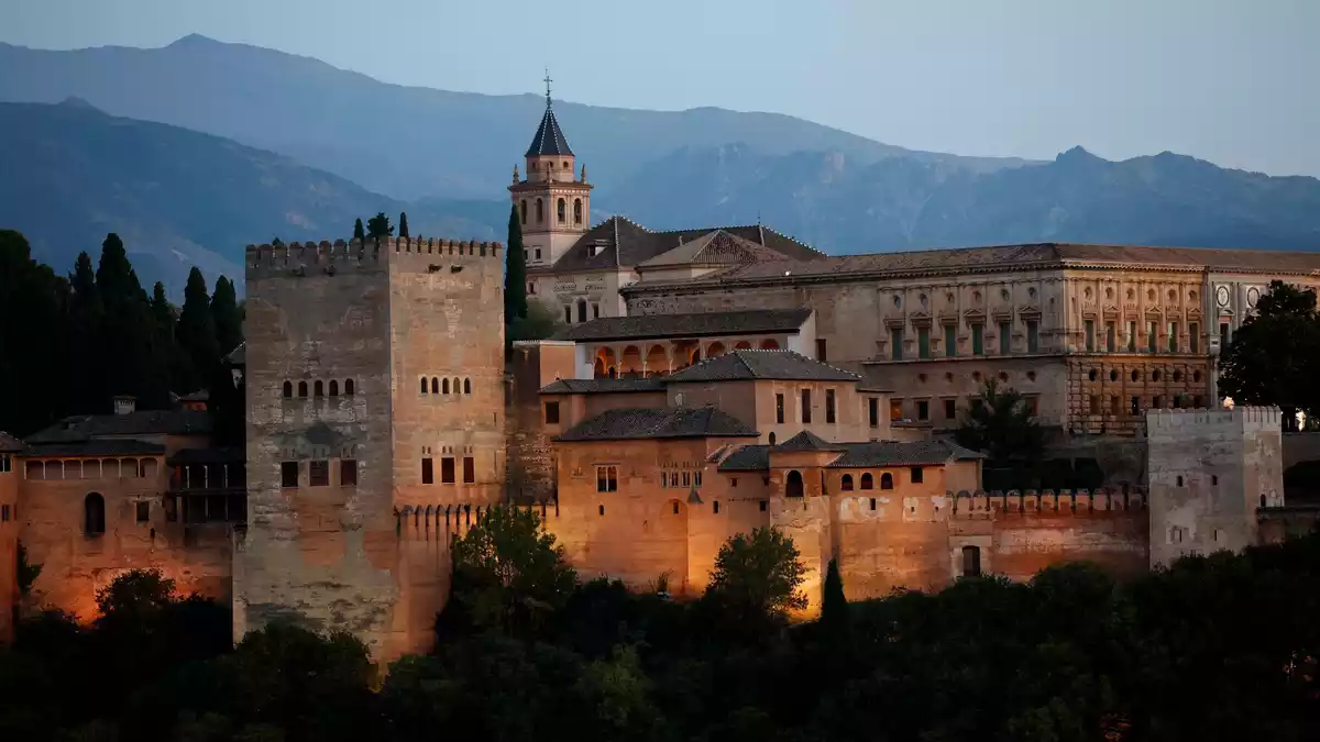 Die Alhambra in Granada gilt als herausragendes Beispiel mittelalterlicher maurischer Architektur in Europa. (Archivbild) - Bild: Fermin Rodriguez/AP