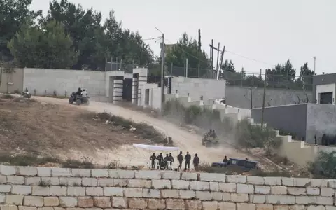 Eine Einheit der Armee patrouilliert in Kusra im besetzten Westjordanland. In der Nähe stehen Häuser einer palästinensischen Familie, die von israelischen Siedlern belagert werden. (Archivbild) - Foto: Majdi Mohammed/AP/dpa