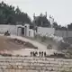 Eine Einheit der Armee patrouilliert in Kusra im besetzten Westjordanland. In der Nähe stehen Häuser einer palästinensischen Familie, die von israelischen Siedlern belagert werden. (Archivbild) - Bild: Majdi Mohammed/AP/dpa
