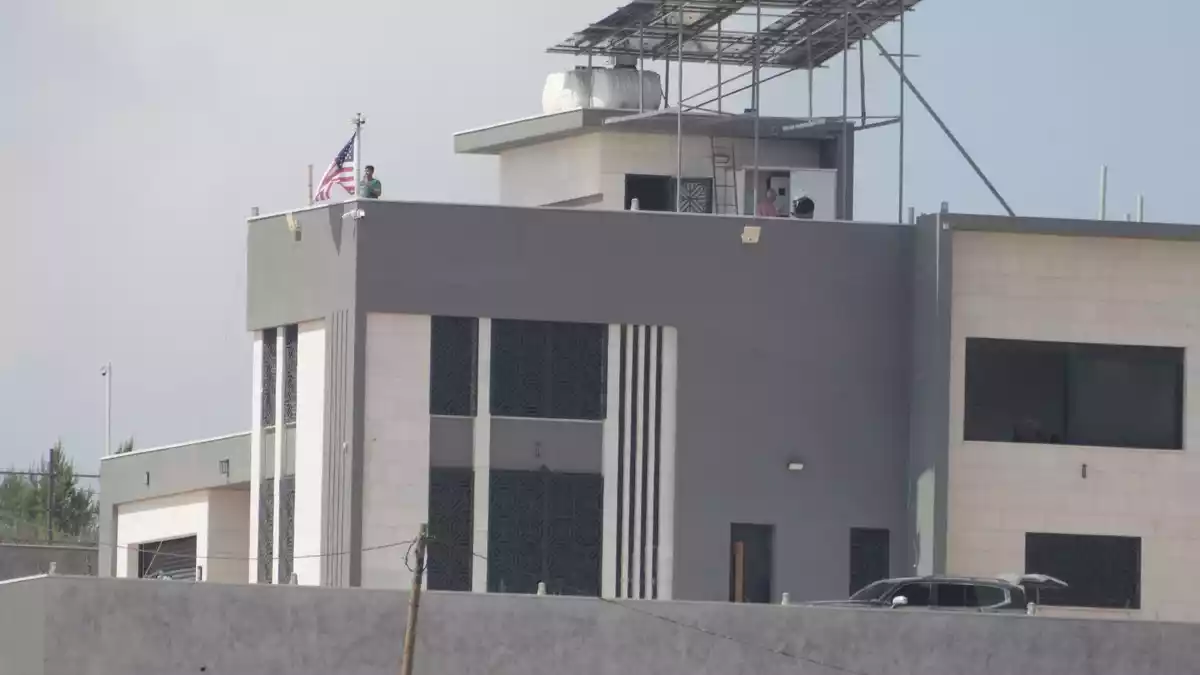 Aufnahmen zeigen, dass Luai Abu Rida auf dem Dach eine US-Flagge hisste.  - Bild: Majdi Mohammed/AP/dpa