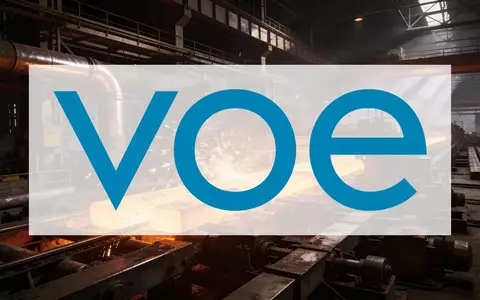 Industrielle Stahlproduktion in einer modernen Fabrik mit atmosphärischer Beleuchtung. - Foto: über boerse-global.de