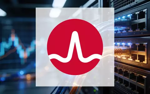 Abstrakte Darstellung eines modernen Hochtechnologie-Serverraums mit leuchtenden Glasfaserkabeln und professioneller Beleuchtung. - Foto: über boerse-global.de