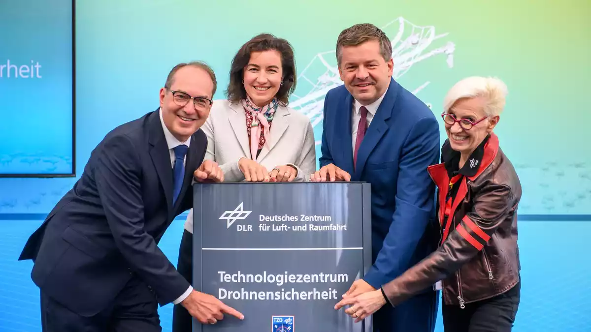 In Cochstedt ist ein neues Technologiezentrum für Drohnensicherheit eröffnet worden. - Bild: Klaus-Dietmar Gabbert/dpa