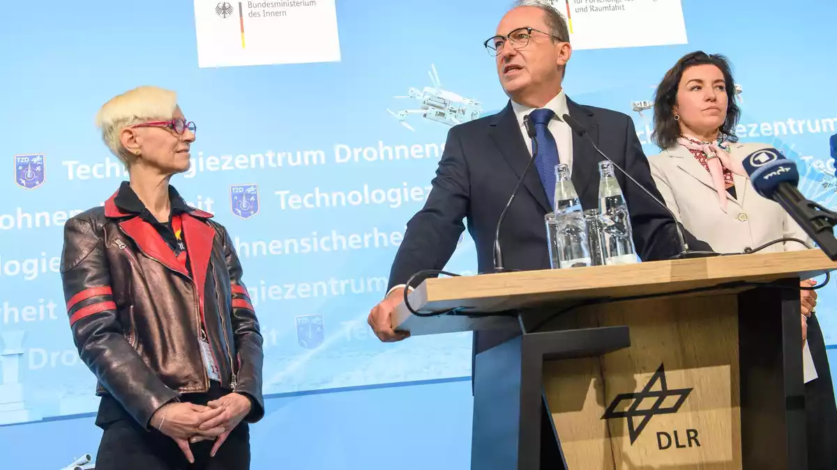 Bundesinnenminister Alexander Dobrindt warnt vor einer verschärften hybriden Bedrohungslage. - Bild: Klaus-Dietmar Gabbert/dpa