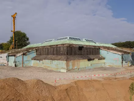 Ein geplanter Erweiterungsbau der Mack-Pyramide ist für die Stiftung Denkmalschutz ein Negativbeispiel. (Archivbild) - Foto: Rolf Vennenbernd/dpa