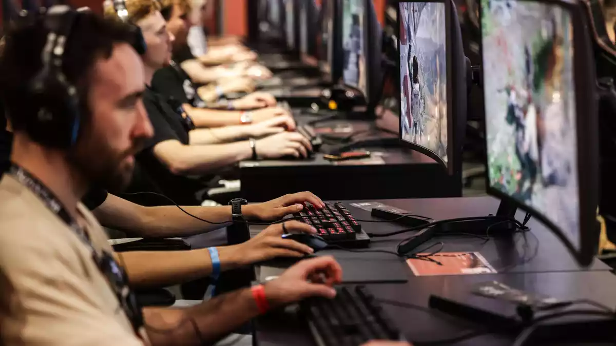 Einmal zur Probe spielen, bitte: Gamescom-Besucher im Jahr 2025. Auch dieses Jahr dürfte es voll werden bei dem Gamingevent. (Archivbild) - Bild: Oliver Berg/dpa