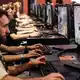 Einmal zur Probe spielen, bitte: Gamescom-Besucher im Jahr 2025. Auch dieses Jahr dürfte es voll werden bei dem Gamingevent. (Archivbild) - Bild: Oliver Berg/dpa