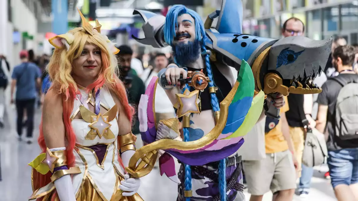 Zwei Cosplayer bei der Gamescom 2025 - auch dieses Jahr dürften viele Kostümierte bei der Gamescom auftauchen. (Archivbild) - Bild: Oliver Berg/dpa