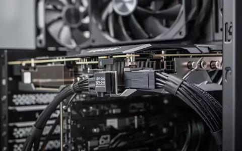 Nahaufnahme eines 12V-2x6-Stromanschlusses an einer modernen High-End-Grafikkarte in einem PC-Gehäuse. - Foto: über boerse-global.de