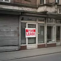 Ein geschlossenes Ladenlokal in einer deutschen Stadt mit heruntergelassenen Rollläden in einer ruhigen Straße. - Foto: über boerse-global.de