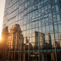 Moderne Glasfassade eines Bürogebäudes der Lloyds Banking Group in London im goldenen Licht der Abendsonne. - Foto: über boerse-global.de