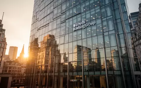 Moderne Glasfassade eines Bürogebäudes der Lloyds Banking Group in London im goldenen Licht der Abendsonne. - Foto: über boerse-global.de
