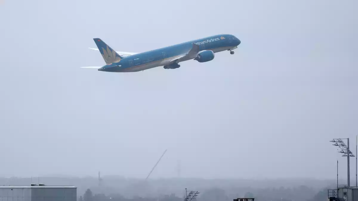 Der Flug Nummer VN 34 der Vietnam Airlines sstartet am Montag stark verspätet, aber ohne weiteren Zwischenfall.  - Bild: Karl-Josef Hildenbrand/dpa